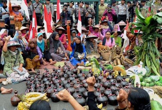 Bawa hasil bumi dan kendi, warga Kendeng geruduk Mahkamah Agung