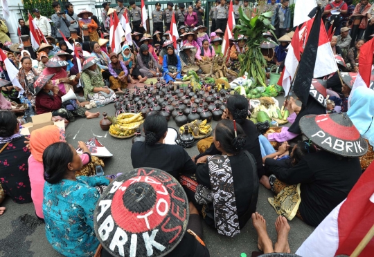 Bawa hasil bumi dan kendi, warga Kendeng geruduk Mahkamah Agung