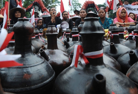 Bawa hasil bumi dan kendi, warga Kendeng geruduk Mahkamah Agung