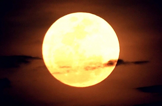 Keindahan supermoon terbesar hiasi langit dunia