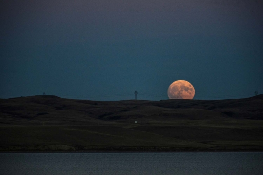 Keindahan supermoon terbesar hiasi langit dunia