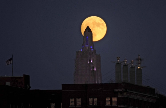 Keindahan supermoon terbesar hiasi langit dunia