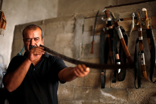 Melihat pembuatan pedang Timur Tengah di Gaza