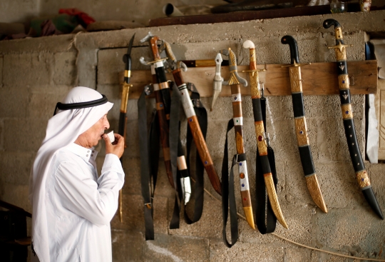 Melihat pembuatan pedang Timur Tengah di Gaza