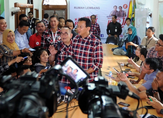 Di tengah gelar perkara, Ahok selfie bareng warga di Rumah Lembang