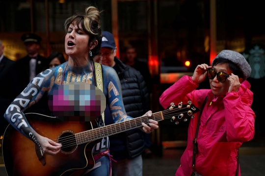 Aksi wanita berbikini protes hasil Pemilu AS di Trump Tower