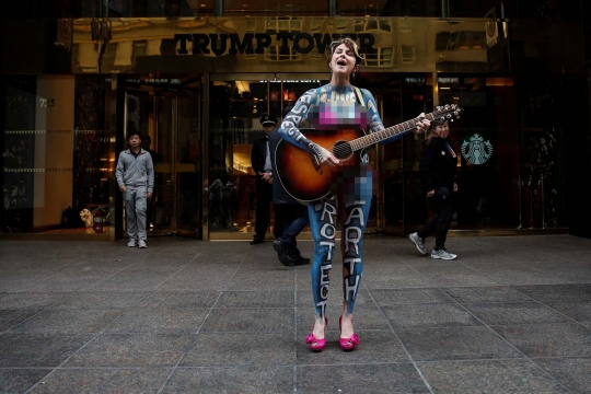 Aksi wanita berbikini protes hasil Pemilu AS di Trump Tower