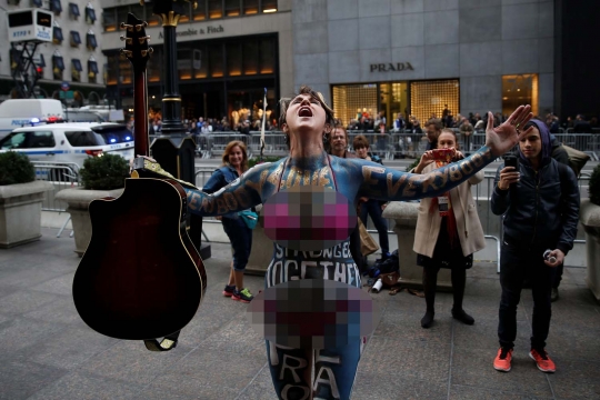 Aksi wanita berbikini protes hasil Pemilu AS di Trump Tower