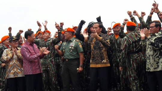 Kehangatan pasukan Bravo Korpaskhas sambut Jokowi di Bandung