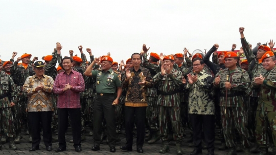 Kehangatan pasukan Bravo Korpaskhas sambut Jokowi di Bandung