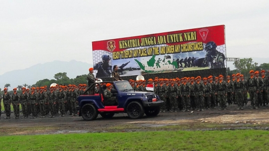 Kehangatan pasukan Bravo Korpaskhas sambut Jokowi di Bandung
