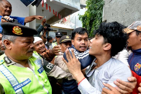 Kericuhan warga vs pendemo saat kedatangan Djarot di Mampang