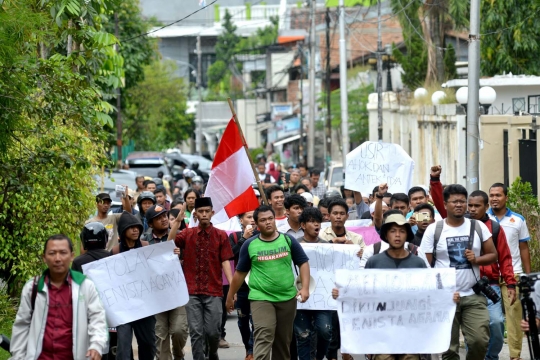 Kericuhan warga vs pendemo saat kedatangan Djarot di Mampang