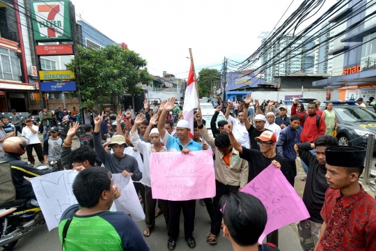 Kericuhan warga vs pendemo saat kedatangan Djarot di Mampang