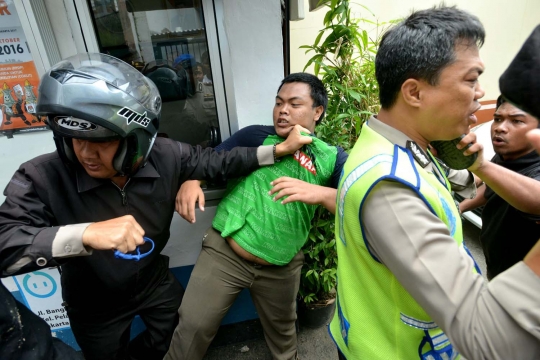 Kericuhan warga vs pendemo saat kedatangan Djarot di Mampang