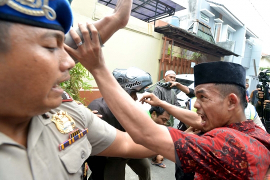 Kericuhan warga vs pendemo saat kedatangan Djarot di Mampang