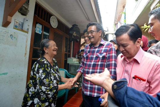 Kericuhan warga vs pendemo saat kedatangan Djarot di Mampang