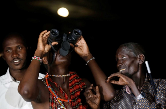Ekspresi Suku Maasai yang penasaran melihat Supermoon