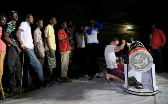 Ekspresi Suku Maasai yang penasaran melihat Supermoon