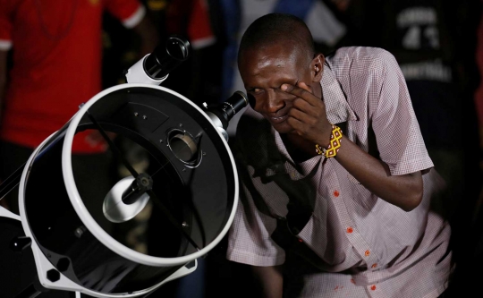 Ekspresi Suku Maasai yang penasaran melihat Supermoon