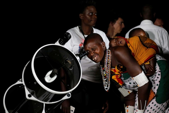Ekspresi Suku Maasai yang penasaran melihat Supermoon