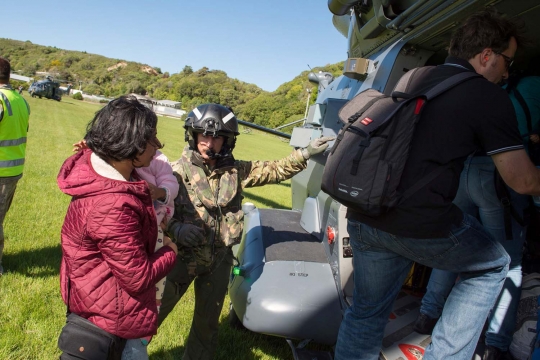 Helikopter tempur evakuasi turis usai gempa landa Selandia Baru