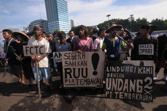 Aksi puluhan petani tembakau geruduk Gedung DPR