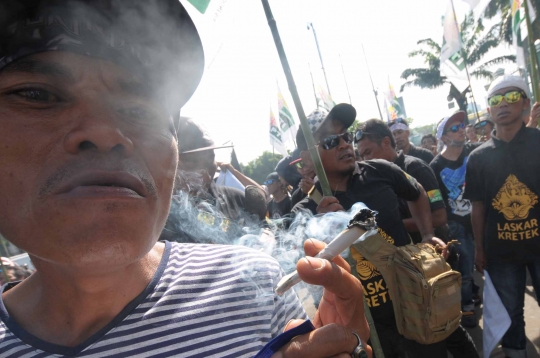 Aksi puluhan petani tembakau geruduk Gedung DPR