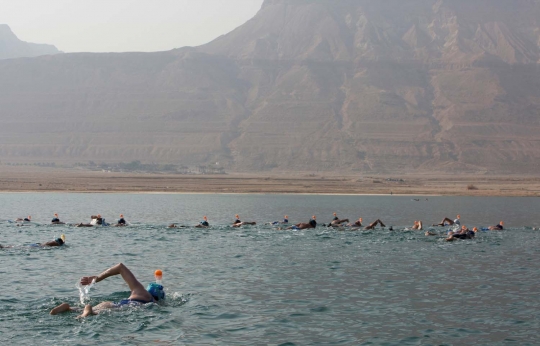 Aktivis lingkungan nekat berenang dari Yordania-Israel
