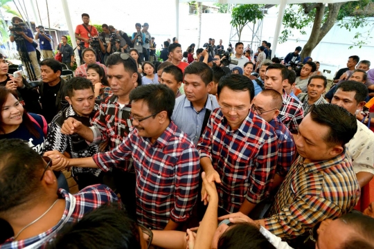 Meski jadi tersangka, pendukung tetap antusias foto bareng Ahok