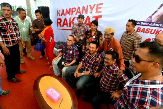 Meski jadi tersangka, pendukung tetap antusias foto bareng Ahok