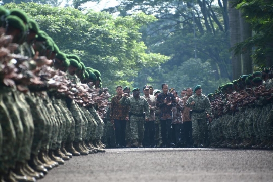 Jokowi di tengah lautan pasukan baret hijau Kostrad