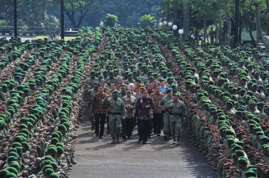 Jokowi di tengah lautan pasukan baret hijau Kostrad