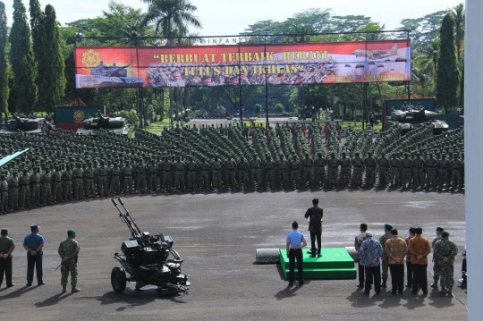 Jokowi di tengah lautan pasukan baret hijau Kostrad