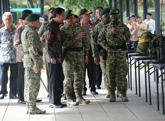 Jokowi di tengah lautan pasukan baret hijau Kostrad