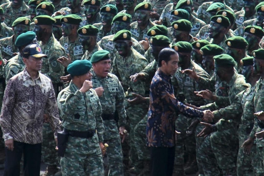 Jokowi di tengah lautan pasukan baret hijau Kostrad