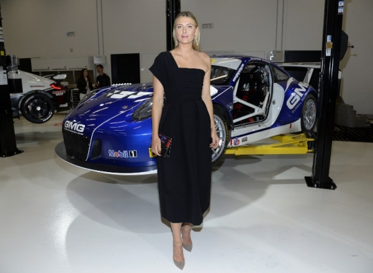 Bergaun hitam, Maria Sharapova menawan di acara Porsche