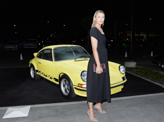 Bergaun hitam, Maria Sharapova menawan di acara Porsche