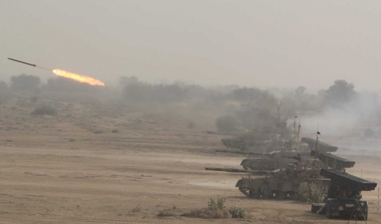Tank dan roket kelas berat Pakistan unjuk gigi di perbatasan India