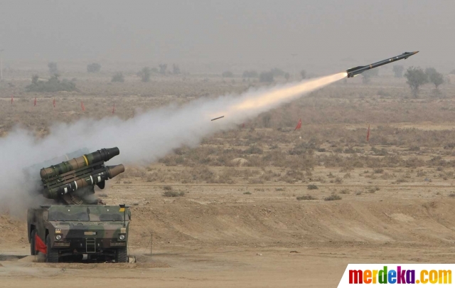 Foto : Tank dan roket kelas berat Pakistan unjuk gigi di 