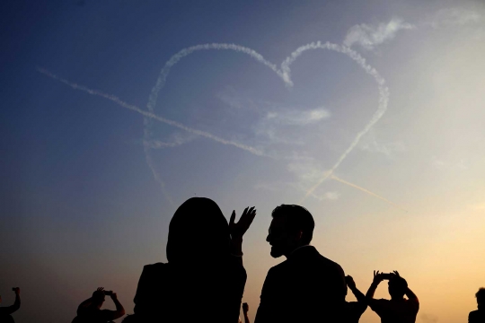 Keindahan manuver tim aerobatik jet tempur saat Iran Air Show