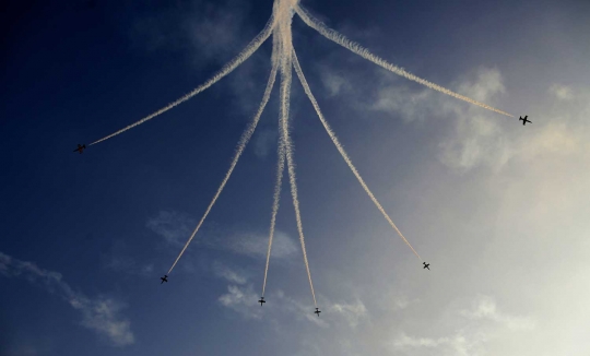 Keindahan manuver tim aerobatik jet tempur saat Iran Air Show