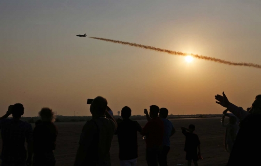 Keindahan manuver tim aerobatik jet tempur saat Iran Air Show