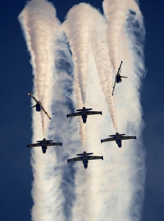 Keindahan manuver tim aerobatik jet tempur saat Iran Air Show