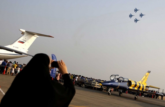 Keindahan manuver tim aerobatik jet tempur saat Iran Air Show