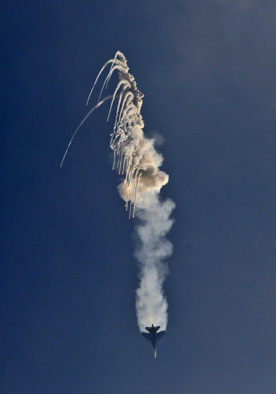 Keindahan manuver tim aerobatik jet tempur saat Iran Air Show