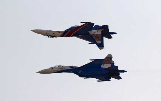Keindahan manuver tim aerobatik jet tempur saat Iran Air Show