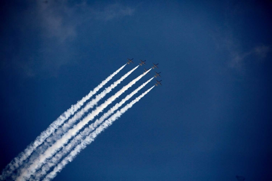 Keindahan manuver tim aerobatik jet tempur saat Iran Air Show