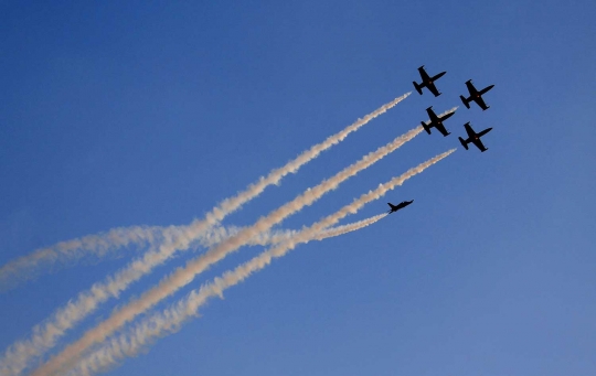 Keindahan manuver tim aerobatik jet tempur saat Iran Air Show