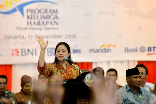 Khofifah dan Puan serahkan bantuan sosial non-tunai